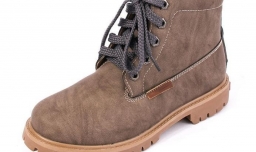 男生马丁靴配什么裤子