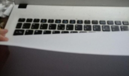 如何制作能飞得很远的纸飞机