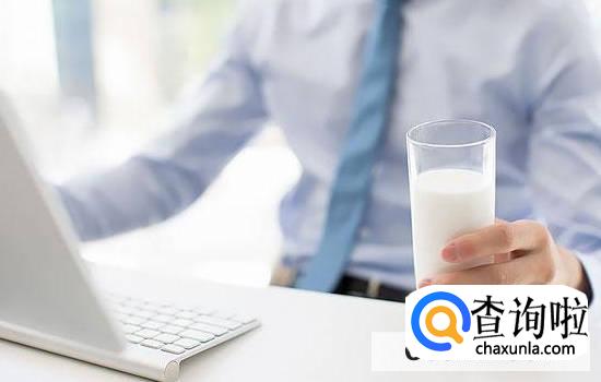 牛奶早上喝还是晚上喝