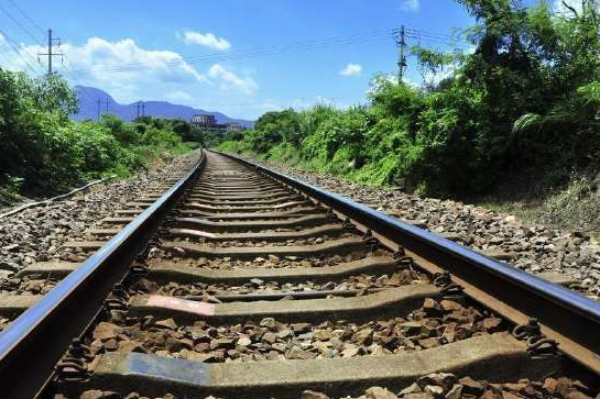 为什么铁轨上要铺石子