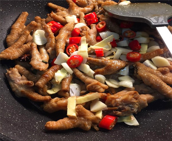 麻辣干锅鸡爪的家常做法