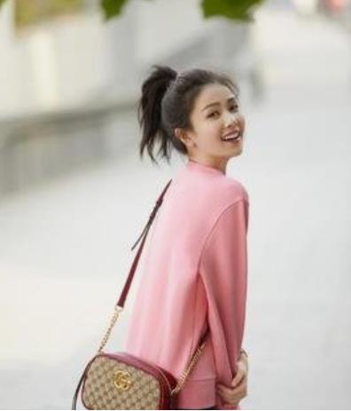 女生穿卫衣梳什么样的发型更好看呢？