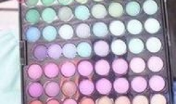 眼影与衣服颜色搭配要注意什么？