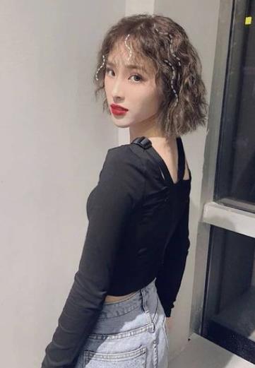 女生穿卫衣梳什么样的发型更好看呢？