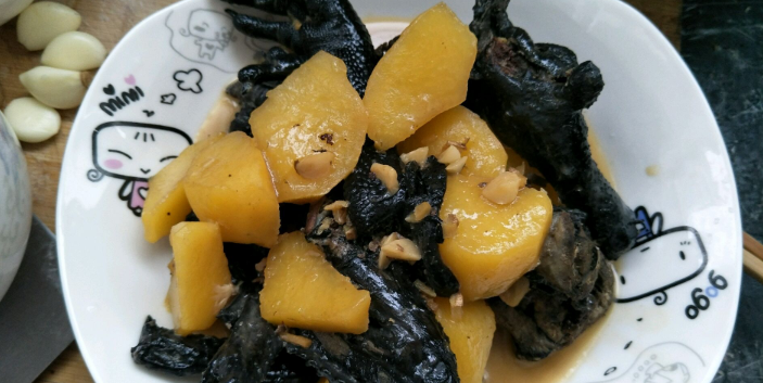 红烧乌鸡炖土豆的做法