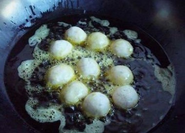 炸丸子的时候怎么判断丸子熟了？