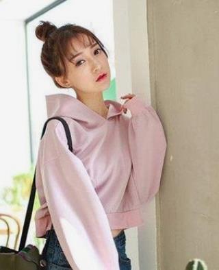 女生穿卫衣梳什么样的发型更好看呢？