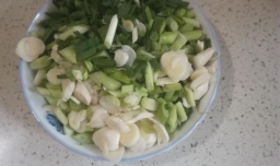 如何做蒜苗炒肉？