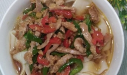 怎样做美味的青椒肉丝手擀面？