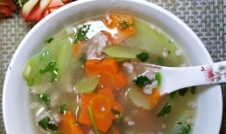 怎样做家常版佛手瓜胡萝卜肉末汤？