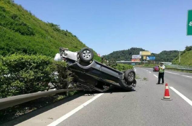 在高速公路上突遇物体只能直接撞上去吗