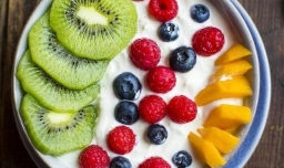 酸奶是一种大众都喜爱的食物，怎么吃才更美味呢