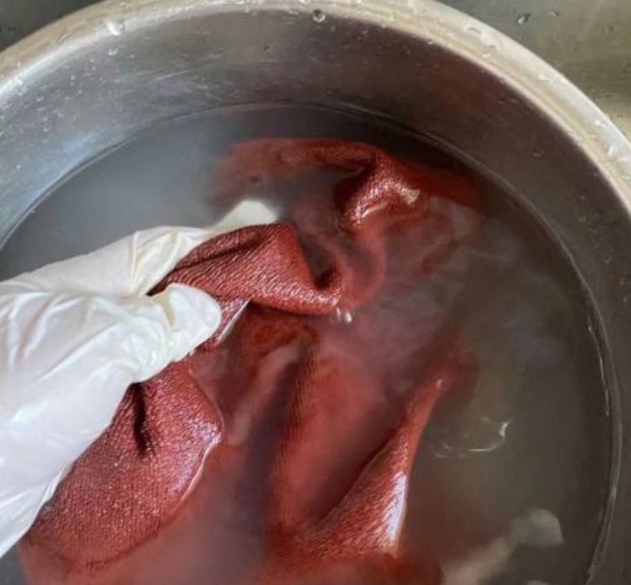 如何用食用碱去除抹布上的油污？