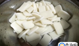 白萝卜炒肉汤年糕的做法