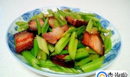 芹菜炒腊肉的家常做法