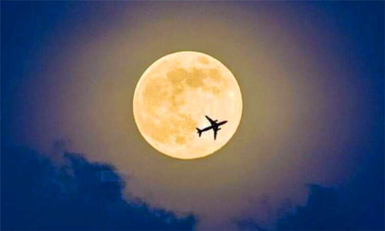 月亮从哪边升起