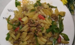 怎样做咖喱味土豆青椒炒肉盖浇饭？