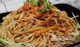 凉面用蒸的方法，不会糊，不用风扇吹凉