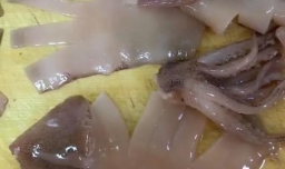 怎样自制香辣鱿鱼须串串