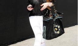 白色裤子搭配什么颜色的上衣最好看