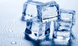 为什么撒上点食盐就能把两块冰牢牢地粘在一起