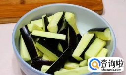 做茄子时，最忌讳直接下锅炒，大厨教你1招，不吸油不发黑特入味