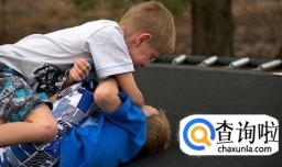 孩子被同龄小孩打，家长应该怎办？