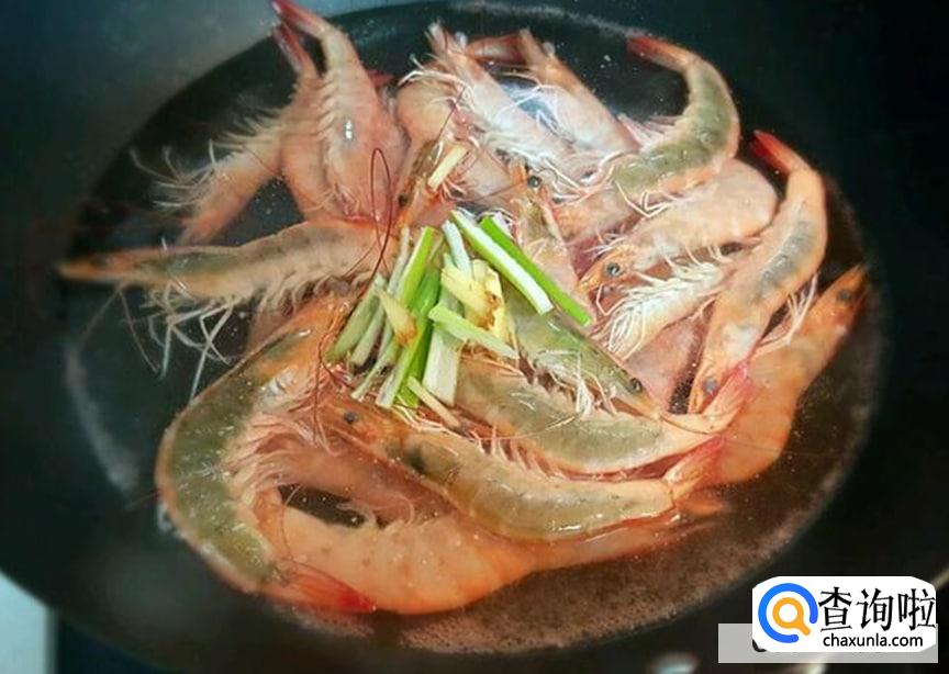 正确的煮虾方法如下