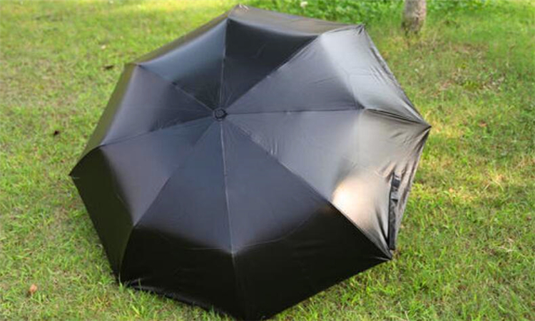 为什么多数伞黑胶在外
