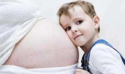 大宝哭闹要抱抱，二胎孕妈能抱吗？