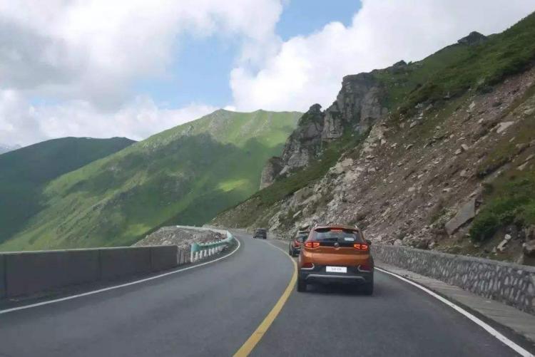 在高速公路上突遇物体只能直接撞上去吗