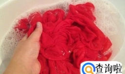 红色衣服褪色怎么补救