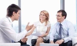 在工作中如何与同事交流最适宜？