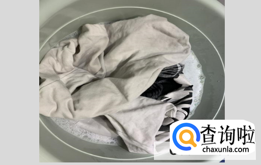 白衣服被染色该怎么修复