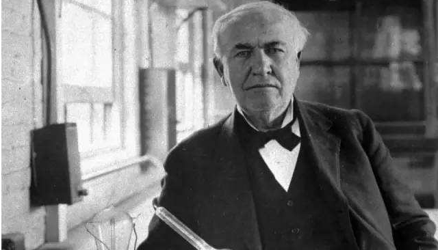 爱迪生发明电灯的故事主要讲了什么