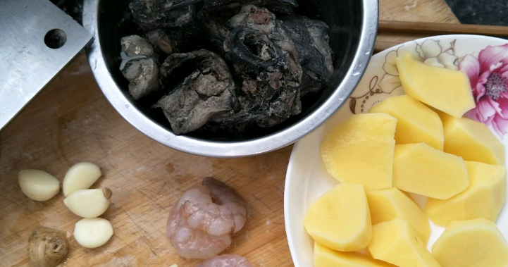 红烧乌鸡炖土豆的做法