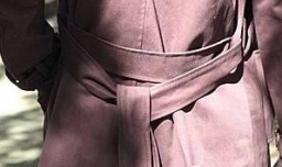 风衣后面的腰带怎么系