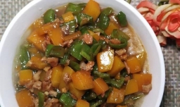 怎样做美味的南瓜青椒肉炸酱面？