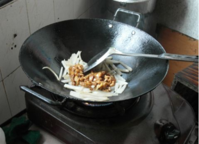 萝卜炒鸡肉的做法