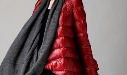 红色羽绒服搭配围巾