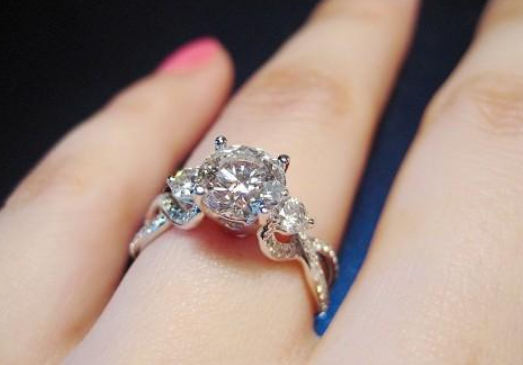 中指戴戒指什么意思