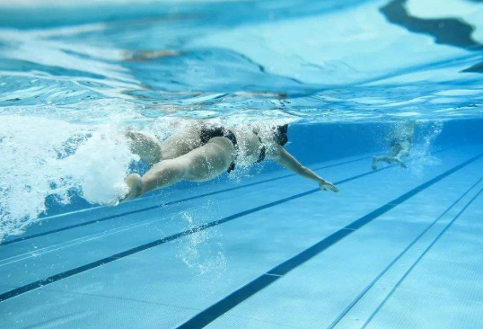 为什么下雨天不能游泳