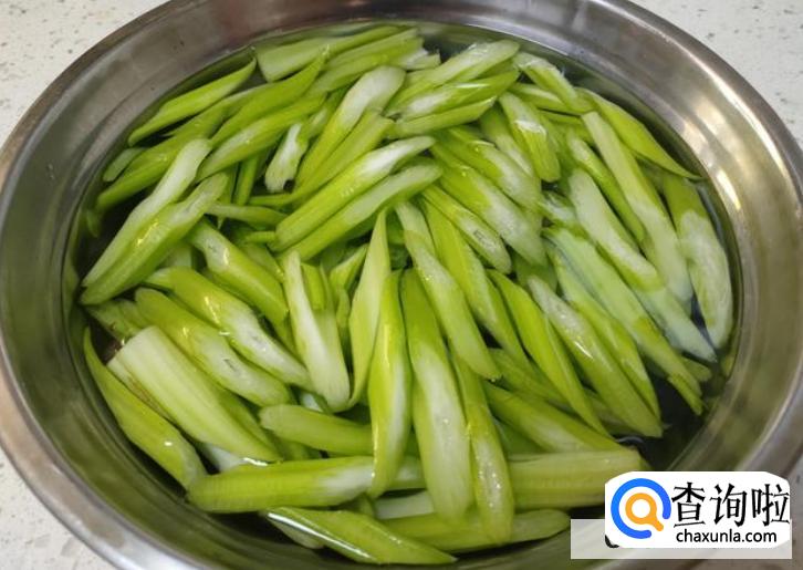 芹菜炒肉的做法