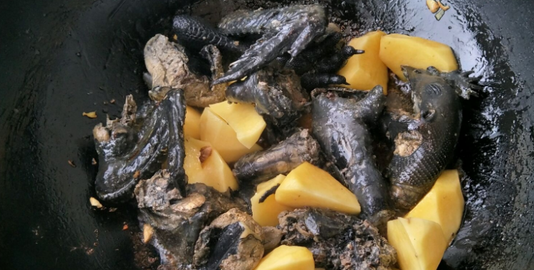 红烧乌鸡炖土豆的做法