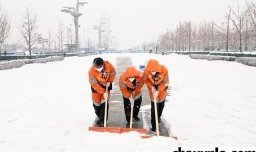 冬奥志愿者雪中坚守岗位