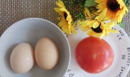 怎样做美味的西红柿鸡蛋芝麻卷