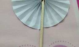 如何用彩纸做圆形扇子