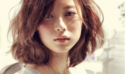 头扁的女生适合什么发型