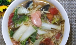 怎样做美味的松花蛋圣女果汤面？