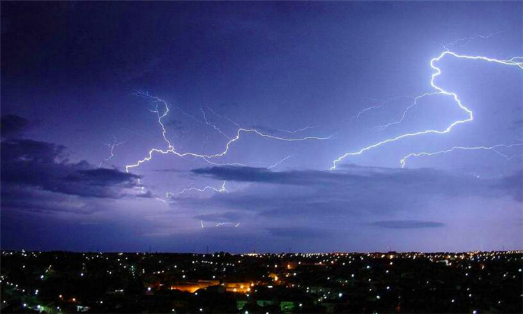 野外正确避雷方式